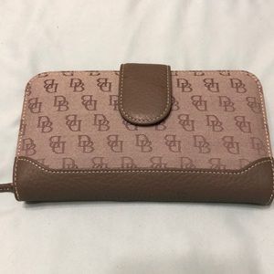 Dooney & Bourke Signature Wallet w/zipper & chckbk